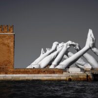 Lorenzo Quinn sculpture building bridges